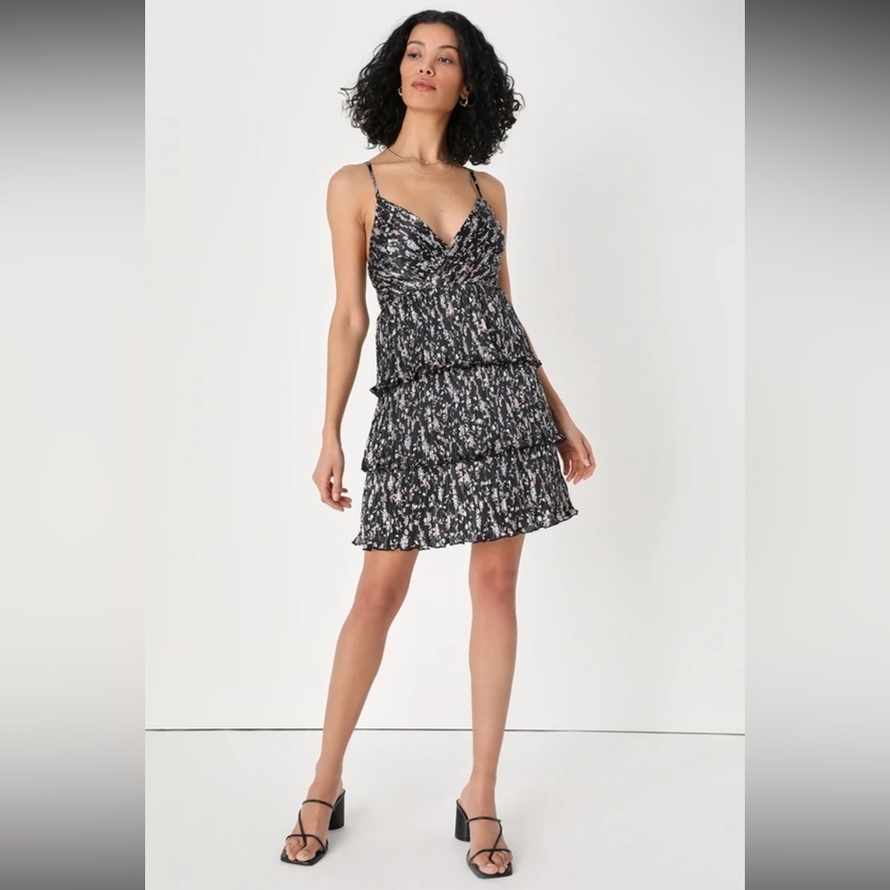 Lulus Quaint Cutie Black Floral Pleated Tiered Mini Dress NWT Size M